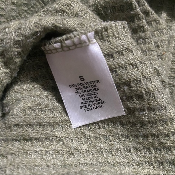 Magellan Outdoors Green Boyfriend Fit High Low V Neck Thermal Top - Picture 5 of 5